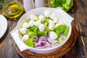 Салат с маринованными огурцами, помидорами и сыром