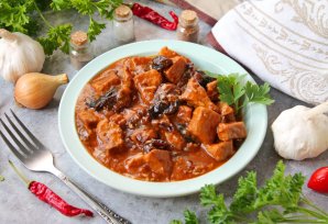 Гуляш из свинины с черносливом Гуляш из свинины с черносливом